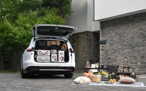 享界V8后备箱可放不折叠婴儿车